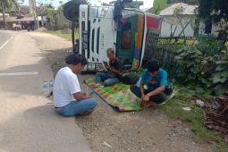 Sopir mengantuk, truk terbalik