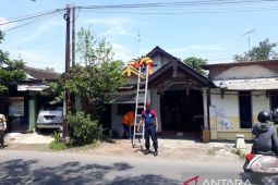 Petugas Damkar Kediri evakuasi sarang tawon setelah ada warga tersengat