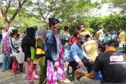 Warga Pontianak Utara antusias antre minyak goreng murah