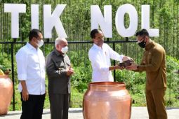 Wagub Andika serahkan tanah dan air dari Banten untuk IKN ke Presiden Jokowi