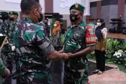Kasad berikan penghargaan kepada lima prajurit TNI berprestasi