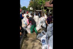 LOC mengumpulkan 237,5 kilogram sampah plastik di Senggigi