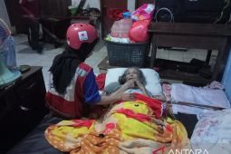 Relawan PMI Kota Sukabumi selamatkan wanita lansia penderita stroke terjebak banjir