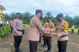 Kapolres Palas beri reward kepada empat personel berperestasi