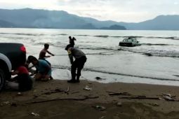 Petugas evakuasi mobil wisatawan terseret air pasang di Pantai Cengkrong Trenggalek