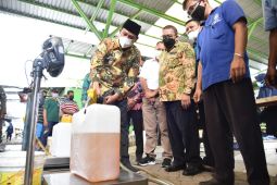 Pemkab Sidoarjo gelontorkan 5.000 liter minyak goreng curah