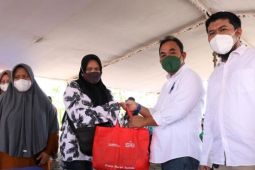 Sebanyak 2.500 paket sembako SIG ludes terjual di Pasar Murah BUMN