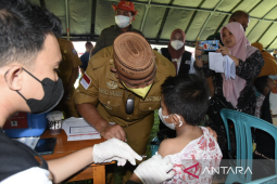 Pemprov Gorontalo bagi-bagi minyak goreng saat vaksinasi COVID-19