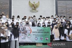 Relawan "Santri Dukung Ganjar" ziarah di TMP Ciceri