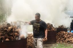 Ini Pemuda Pidie raup jutaan rupiah dari batok kelapa