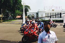 Pembalap MotoGP tinggalkan Istana Merdeka menuju Hotel Indonesia