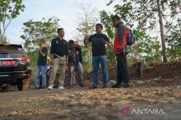 Jalan aspal plastik lebih kuat karena sudah teruji, kata Wabup Garut
