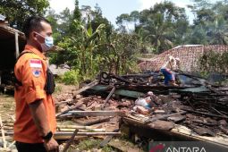 Usai gempa rumah tak berpenghuni di Sukabumi tiba-tiba terbakar