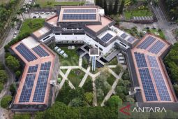 Atap perkantoran PKT pasang PLTS guna dukung Net Zero Emission