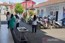 Warga Cianjur berhamburan keluar gedung khawatir dampak gempa M 5,5