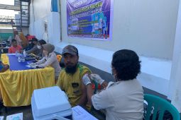 Polairud Polda Maluku gelar vaksinasi "booster" bagi masyarakat pesisir, perangi COVID -19