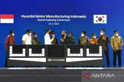 Jokowi resmikan pabrik mobil listrik pertama Indonesia, PLN : Siap dukung