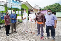 Tingkatkan hasil tangkapan nelayan, PT Timah Tbk serahkan jaring udang ke kelompok nelayan Batu Putih