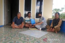 Jasa Raharja Babel Serahkan Santunan MD Korban Kecelakaan Truk di Desa Pelangas