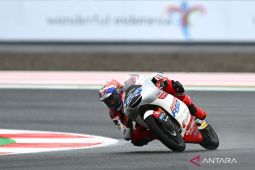 Pebalap Indonesia Mario Aji impresif amankan start baris terdepan Moto3 di Mandalika
