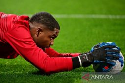 AC Milan bidik Elia Caprile dan Zion Suzuki, gantikan kiper Mike Maignan