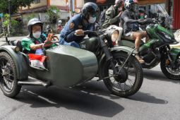 Ridwan Kamil bonceng  pembalap senior Tjetjep Heryana