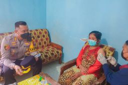 Kapolres Situbondo edukasi pentingnya vaksinasi ke warga pedesaan