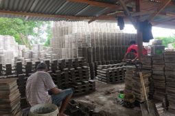 Pembuat batu "konblok" Jambi bersaing ketat