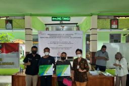 BPJS Ketenagakerjaan Sidoarjo serahkan 300 kartu kepada pekerja rentan