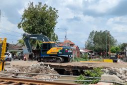 Warga bongkar bangunan terdampak proyek "flyover" Krian Sidoarjo