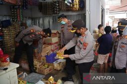 Pemkab Minahasa Tenggara bersama Polres periksa stok minyak goreng di  pasar-toko