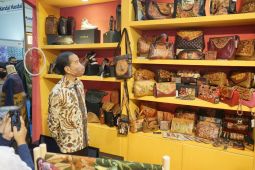 Jokowi puji hasil kerajinan kulit asal Sidoarjo