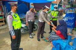 Polres Batubara bagikan masker sekaligus ajak warga patuhi protokol kesehatan