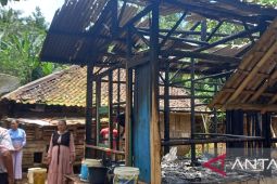 Dua dewasa dan satu bayi diungsikan akibat rumahnya ludes terbakar