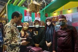Presiden Jokowi meninjau anjungan Kabupaten Batanghari di INACRAFT 2022