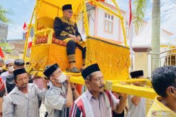 Tiba di Nagan Raya, Ketua DPD RI ditandu secara adat Raja Aceh