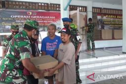 Jelang Ramadhan, ratusan anggota TNI AD di Ngawi bantu warga bersihkan masjid