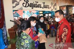 Wali Kota dan Ketua Dekranasda perkenalkan produk UMKM kepada delegasi W20