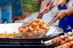 Dampak minyak goreng mahal, pedagang gorengan molen kurangi adonan