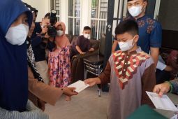 Teladani oppung, putra Bupati Labura serahkan bingkisan
