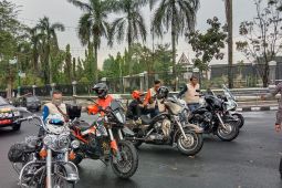 Peserta Jambi International Bike Week 2022 nikmati suasana Tugu Keris