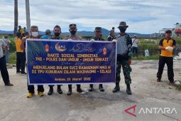Polisi & TNI di Ambon baksos bersihkan pemakaman umum jelang Ramadhan