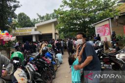 Warga antre untuk dapat vaksinasi dosis penguat di Bekasi