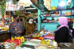 Police chief reviews cooking oil stocks at Wonokromo Market, East Java