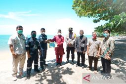 PT Timah serahkan bantuan untuk melestarikan tradisi perang ketupat