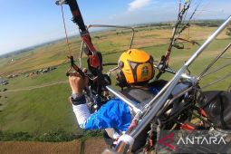 76 paramotor terbang bersamaan di langit Serang pecahkan rekor MURI