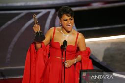 Ariana DeBose raih penghargaan aktris pendukung terbaik di Oscar 2022