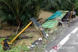Truk pengangkut semen yang mengalami kecelakaan di jembatan Kapuh rusak pipa PDAM HST