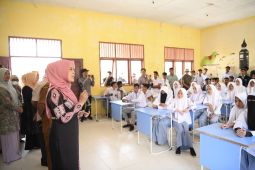 Kunjungi sekolah pedalaman, ini yang di lakukan Dyah Erti Idawati