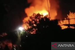 Amukan api dinihari hanguskan tiga rumah warga